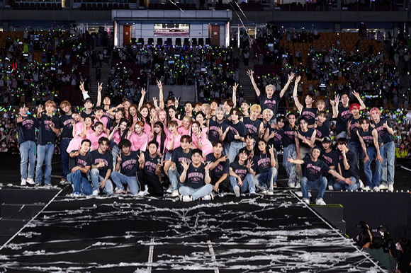 SMTOWN 단체 이미지 [사진=SM엔터테인먼트]