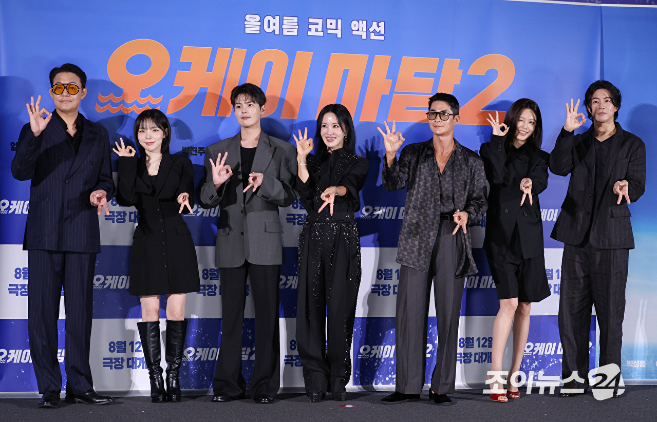 배우 박성웅, 박진주, 려운, 엄정화, 배정남, 최수영, 이상윤, 이철하 감독이 13일 오전 서울 용산구 CGV 용산아이파크몰점에서 진행된 영화 '오케이 마담2'(감독 이철하) 제작보고회에 참석해 포즈를 취하고 있다. [사진=문수지 기자]