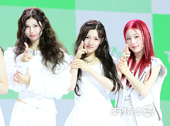 그룹 앳하트가 13일 오후 서울 한남동 블루스퀘어에서 열린 앳하트(AtHeart) 첫 번째 EP '플롯 트위스트'(Plot Twist) 미디어 쇼케이스에 참석하고 있다. [사진=정소희 기자]