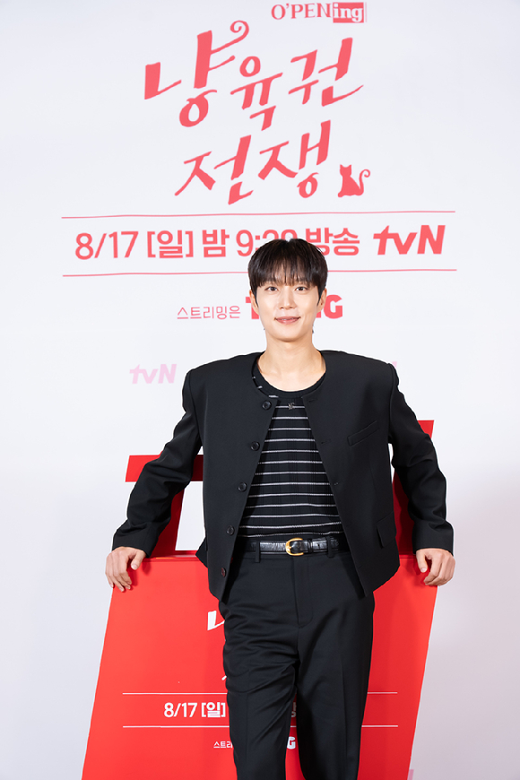 그룹 하이라이트 윤두준이 지난 11일 오후 온라인 생중계로 진행된 tvN 'O&rsquo;PENing(오프닝) 2025' 스페셜 토크에 참석해 포즈를 취하고 있다. [사진=CJ ENM]