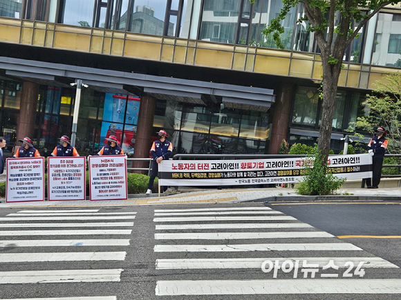 9일 오전 9시 서울 용산구 몬드리안호텔 내부에서 고려아연 제53기 임시주주총회를 한 시간 앞두고 주주들이 모이고 있다. [사진=설재윤 기자]