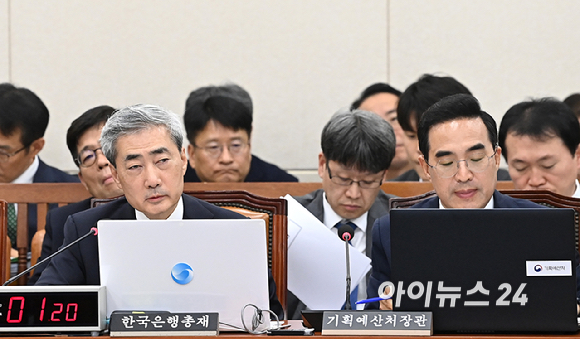 신현송 한국은행 총재가 9일 서울 여의도 국회에서 열린 재정경제기획위원회 전체회의에서 질의에 답변하고 있다. [사진=곽영래 기자]