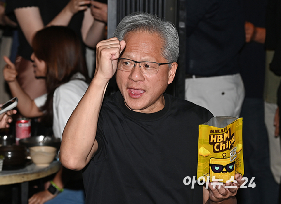 젠슨 황 엔비디아 최고경영자(CEO)가 5일 서울 마포구 서교동의 한 고깃집에서 최태원 SK회장, 구광모 LG회장, 이해진 네이버 의장과 삼겹살 회동을 마치고 기념촬영을 하고 있다. [사진=곽영래 기자]