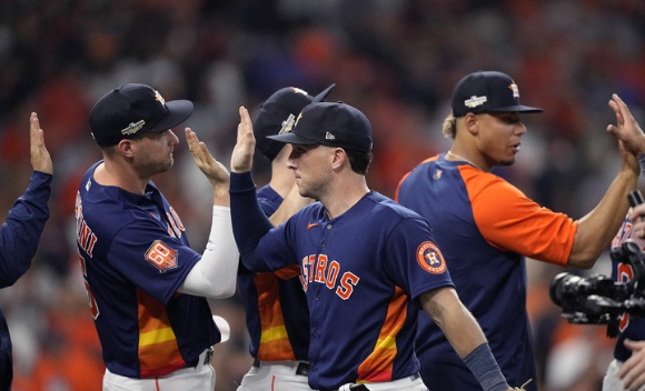 MLB 휴스턴 선수들이 14일(한국시간) 열린 시애틀과 ALDS 2차전 4-2 승리를 거둔 뒤 서로를 격려하고 있다. [사진=뉴시스]