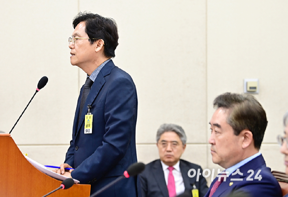 김철문 경북경찰청장이 11일 오전 서울 여의도 국회에서 열린 행정안전위원회 전체회의에서 질의에 답변하고 있다. [사진=곽영래 기자]