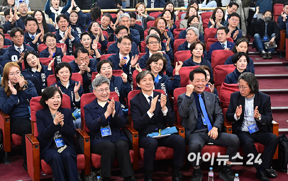 조국 조국혁신당 대표와 비례대표 후보들이 10일 오후 서울 여의도 국회 의원회관에 마련된 선거 상황실에서 출구조사 결과 발표를 보며 환호하고 있다. [사진=곽영래 기자]