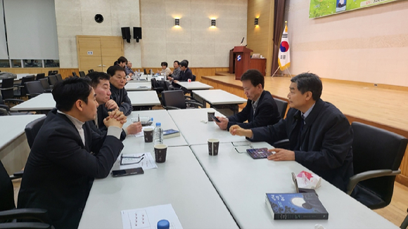 성남산업단지관리공단에서 개최된 이노비즈협회  독서토론회 참석자들이 토론을 하고 있다. [사진=이노비즈협회]