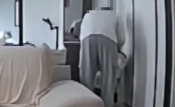 심부를 앱에서 고용된 남성이 여성 집주인의 속옷을 뒤지는 등 이상 행동을 보였다는 사연이 전해졌다. 사진은 해당 남성 B씨가 속옷 등을 뒤지는 모습. [사진=JTBC '사건반장' 캡처]