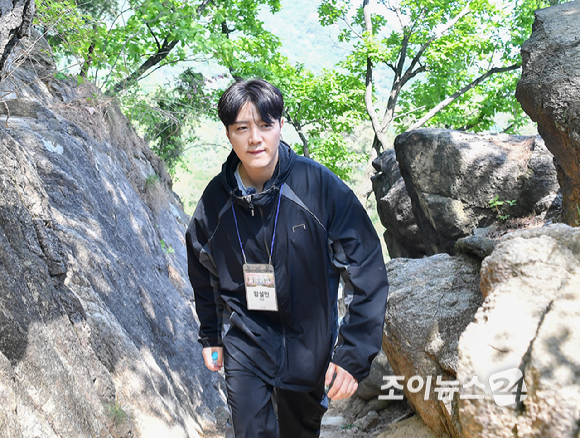 가수 강설민이 25일 서울 강북구 북한산에서 열린 산악인 오은선 대장과 함께하는 '제13회 희망찾기 등산&middot;트레킹 교실'에서 진달래 능선을 걷고 있다. [사진=곽영래 기자]