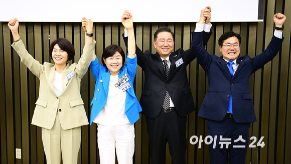 더불어민주당 원내대표 경선에 출마한 김병기 의원과 서영교 의원이 13일 서울 여의도 국회에서 열린 원내대표 선출 의원총회에서 기념 촬영하고 있다.왼쪽부터 한정애 선관위원장, 서영교 의원, 김병기 의원, 박찬대 당 대표 직무대행 겸 원내대표. [사진=곽영래 기자]
