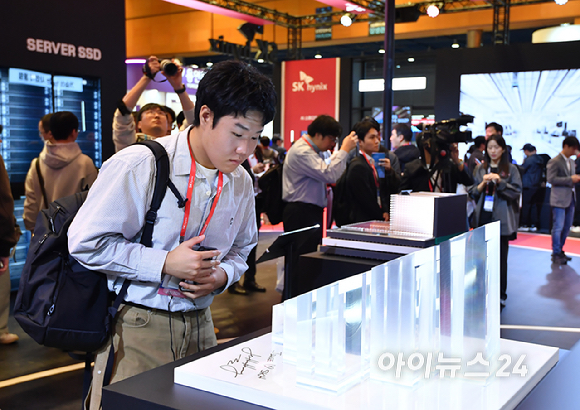 14일 서울 강남구 코엑스에서 열린 '제28회 반도체대전'(SEDEX 2026)에서 관람객들이 SK 하이닉스 부스를 관람하고 있다. [사진=곽영래 기자]