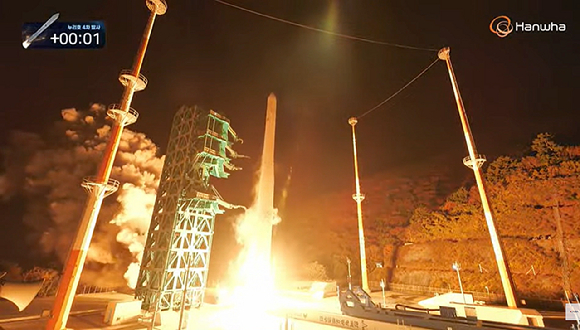 누리호가 27일 새벽 고흥 나로우주센터에서 발사되고 있다. [사진=항우연]