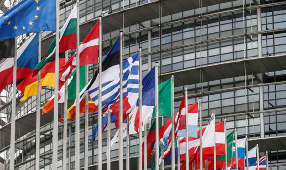 프랑스 동부 스트라스부르 유럽의회 건물 앞에 유럽연합(EU) 회원국 국기들이 휘날리고 있다. [사진=뉴시스]