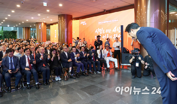 오세훈 서울시장이 1일 서울 중구 서울시청에서 열린 '제40대 서울특별시장 취임행사'에 참석한 시민들과 인사하고 있다. [사진=곽영래 기자]