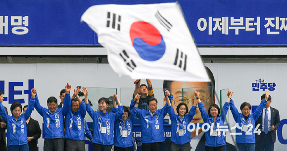 제21대 대통령선거 사전투표일인 29일 더불어민주당 이재명 후보가 서울 송파구 종합운동장역 앞 광장에서 열린 강동구·송파구 집중유세에서 지지를 호소하고 있다. [사진=곽영래 기자]