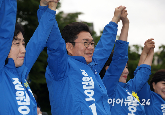 정원오 더불어민주당 서울시장 후보가 6&middot;3 지방선거 공식 선거운동이 시작된 21일 서울 성동구 왕십리역 광장에서 열린 출정식에서 인사하고 있다. [사진=곽영래 기자]