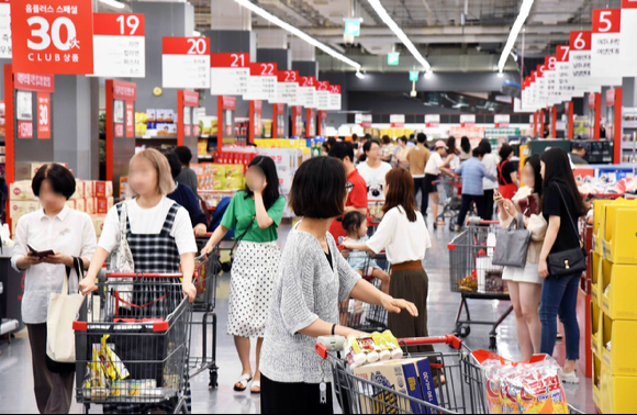 서울 한 대형마트에서 소비자들이 상품을 구매하고 있다. [사진=아이뉴스24 DB]