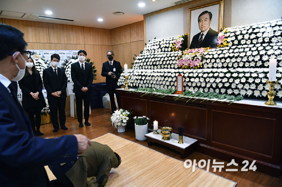 노태우 전 대통령이 향년 89세를 일기로 별세한 가운데 27일 빈소가 마련된 서울대병원 장례식장에서 조문객들이 조문하고있다. [사진=사진공동취재단]