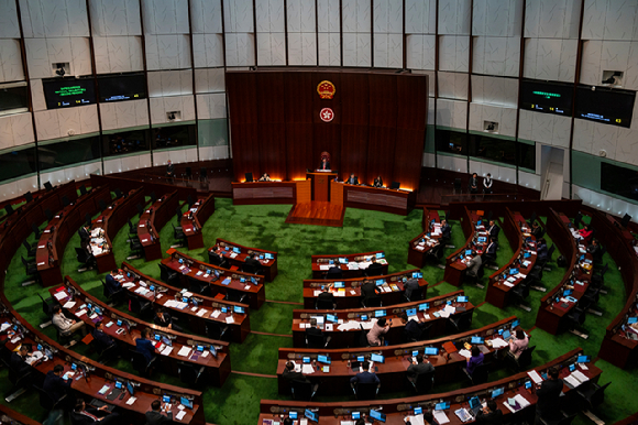 홍콩 입법회(의회)가 반역과 내란 등 범죄에 대해 최고 종신형을 선고할 수 있도록 한 강화된 국가보안법을 통과시켰다. 홍콩 입법회의 의원들이 19일 새 국가안보보호법 채택을 앞두고 마지막 논의를 하고 있다. [사진=뉴시스]