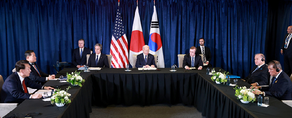 아시아태평양경제협력체(APEC) 정상회의 참석차 페루를 방문 중인 윤석열 대통령이 15일(현지시간) 페루 리마 컨벤션센터에서 열린 한미일 정상회의에서 발언하고 있다. [사진=뉴시스]