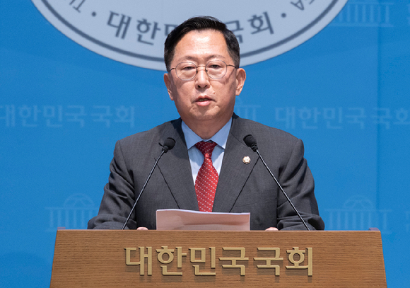국회 국방위원회 위원인 국민의힘 유용원 의원이 21일 국회 소통관에서 이날 최전방인 육군 25사단 비무장지대(DMZ) 작전 중에 발생한 지뢰 폭발 사고와 관련해 정부와 군 당국의 신속하고 투명한 진실 공개를 촉구하는 기자회견을 하고 있다. [사진=연합뉴스]