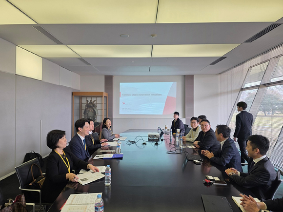 노용석 중소벤처기업부 제1차관이 26일 일본 글로벌 제약기업 아스텔라스(Astellas)를 방문해 협력 방안을 논의하고 있다. [사진=중소벤처기업부]