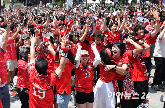 2026 북중미 월드컵 조별리그 대한민국과 체코의 첫 경기가 열리는 12일 서울 종로구 광화문광장에서 첫 승리를 기원하는 거리응원이 펼치고 있다. 2-1 역전승에 기뻐하는 시민들. [사진=곽영래 기자]