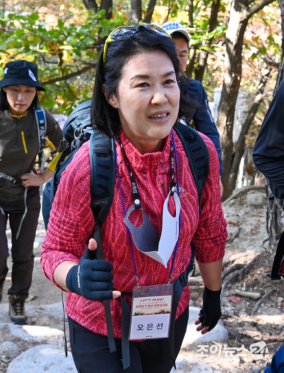 산악인 오은선 대장이 29일 서울 은평구 대서문길 북한산성분소 인근에서 진행된 '산악인 오은선과 함께 하는 제6회 희망찾기 등산·트레킹 교실'에 참석해 트레킹을 하고 있다. [사진=김성진 기자]