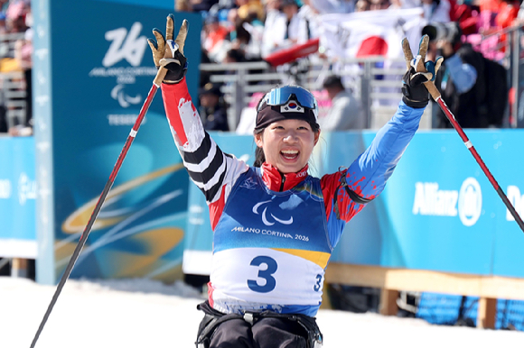 13일(현지시간) 이탈리아 테세로 크로스컨트리 스타디움에서 열린 2026 밀라노&middot;코르티나담페초 동계 패럴림픽 바이애슬론 여자 스프린트 추적 좌식 결선에서 김윤지가 결승선을 통과한 뒤 포즈를 취하고 있다. 이날 김윤지는 11분41초6의 기록으로 은메달을 목에 걸었다. 2026.3.13 [대한장애인체육회 제공] [사진=연합뉴스]