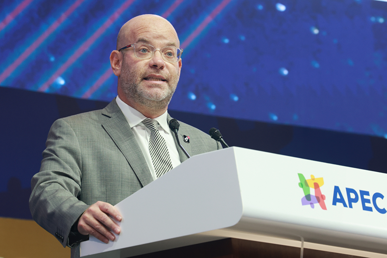 30일 경북 경주 예술의전당에서 열린 아시아태평양경제협력체(APEC) 정상회의 최고 경영자(CEO) 서밋(Summit) '세션 11 : 신뢰 기반 성장으로 아태지역 디지털 시장 개발'에서 에릭 에벤스타인 틱톡 공공정책 총괄이사가 발표하고 있다. 2025.10.30 [사진=연합뉴스]