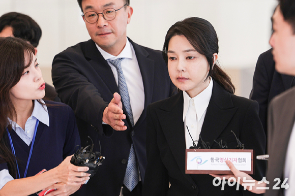 윤석열 전 대통령의 부인 김건희 여사가 지난 6일 서울 종로구에 마련된 김건희 특검팀(특별검사 민중기) 사무실에 조사를 받기 위해 피의자 신분으로 출석하고 있다. [사진=곽영래 기자]