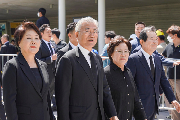 문재인 전 대통령과 부인 김정숙 여사, 권양숙 여사, 정세균 노무현재단 이사장이 지난달 23일 김해 봉하마을에서 열린 고(故) 노무현 전 대통령 서거 14주기 추도식에 참석하고 있다. [사진=뉴시스]