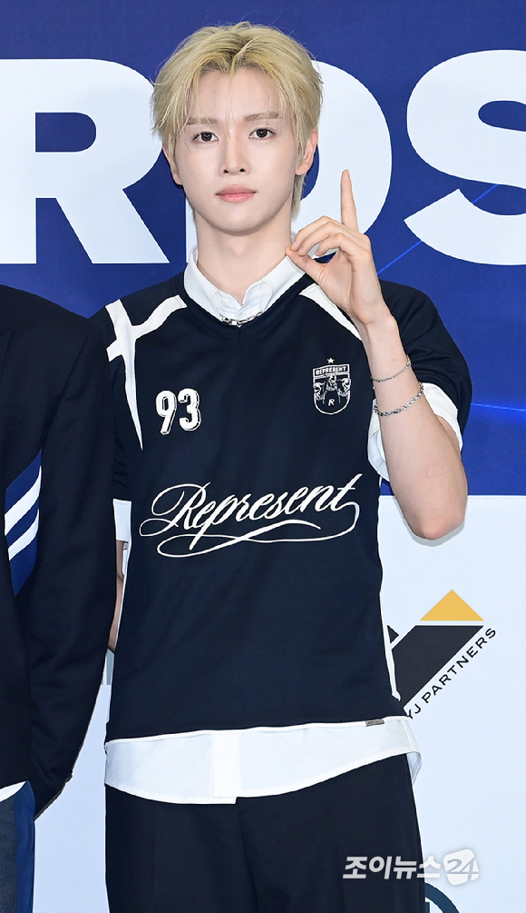 그룹 라이즈(RIIZE) 성찬이 27일 경기 고양시 킨텍스에서 열린 2026 케이 월드 드림 어워즈(K WORLD DREAM AWARDS)' 블루카펫에 참석하고 있다.