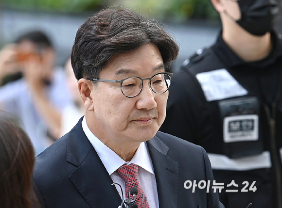 권성동 국민의힘 의원이 27일 오전 서울 종로구에 마련된 김건희 특검팀(특별검사 민중기) 사무실로 통일교 부정 청탁 의혹 관련 조사를 받기 위해 출석하고 있다. [사진=곽영래 기자]