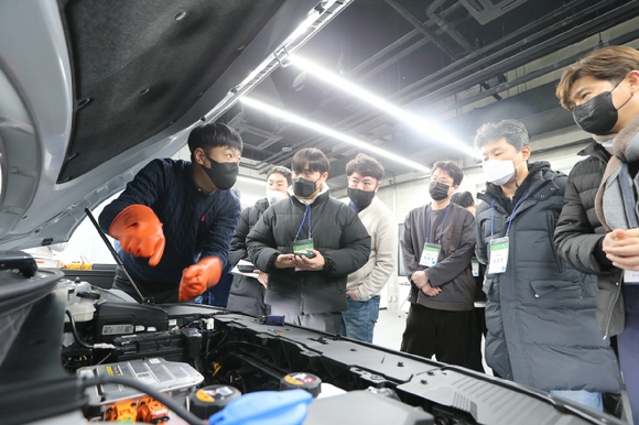 현대자동차 천안 GLC 교육 담당자가 전기차 전용 플랫폼 'E-GMP' 시스템에 대해 설명하고 있다. [사진=한국자동차기자협회]