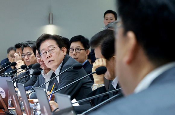 이재명 대통령이 29일 서울 용산 대통령실 청사에서 열린 국무회의에서 중대재해 근절대책 토론을 하고 있다. 2025.7.29 [사진=연합뉴스]