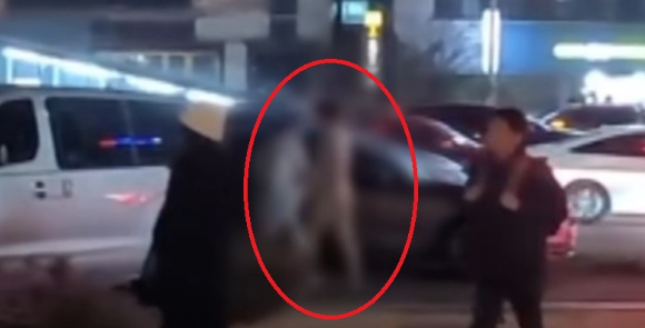동국대 앞에서 한 남성이 나체로 걸어다니고 있다. [사진=온라인 커뮤니티]