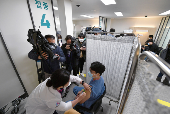 서울  중구 중앙예방접종센터에서 코로나19 환자 치료병원 종사자를 대상으로 백신 접종이 실시되고 있다. (해당 사진은 본 기사 내용과 무관합니다.) [사진=조성우 기자]