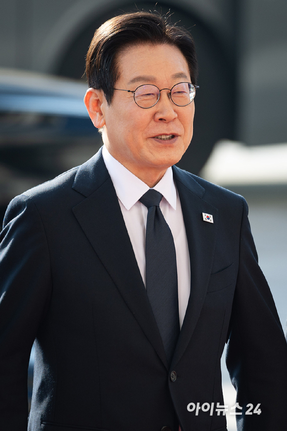 이재명 대통령이 4일 서울 여의도 국회에서 내년도 정부 예산안에 대한 시정연설을 하기 위해 도착해 본청에 들어서고 있다. [사진=국회사진기자단]