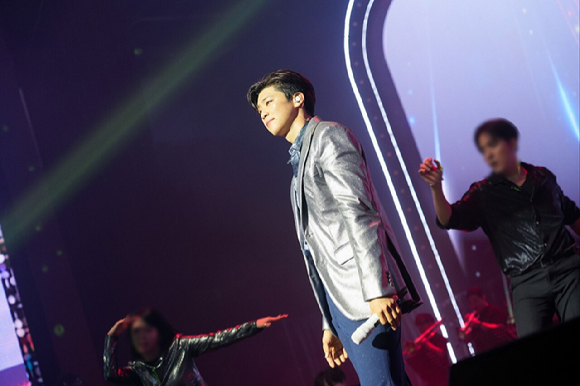 가수 박지현이 '2026 박지현 콘서트 쇼맨쉽 시즌2-서울 앙코르'에서 팬들을 만나고 있다. [사진=쇼7]
