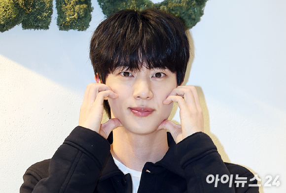 BTS 진이 지난 1일 오후 서울 강남구 도산공원에 위치한 프리미엄 라이프스타일 브랜드 알로(alo) 플래그십 스토어에서 열린 포토행사에 참석해 포즈를 취하고 있다. [사진=곽영래 기자]