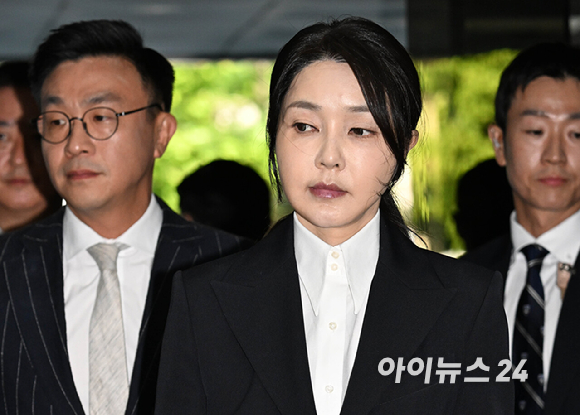 자본시장과 금융투자업에 관한 법률 위반, 정치자금법 위반, 특정범죄 가중처벌 등에 관한 법률 위반(알선수재) 등의 혐의를 받는 윤석열 전 대통령 부인 김건희 씨가 지난 8월 12일 오전 서울 서초구 서울중앙지법에서 열린 구속 전 피의자 심문(영장실질심사)에 출석하고 있다. [사진=사진공동취재단]