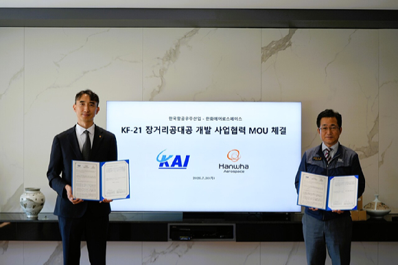 백기봉 한화에어로스페이스 PGM2사업단장(왼쪽)과 백중현 KAI 국내사업본부 고정익사업1실장이 지난 7월 경남 사천시 한국항공우주산업(KAI) 본사에서 열린 KF-21 장거리 공대공 개발 사업협력 MOU 체결식에서 기념촬영하고 있다. [사진=한화에어로스페이스]
