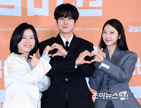 배우 장혜진과 최우식이 29일 오후 서울 CGV 용산아이파크몰에서 열린 영화 '넘버원'(감독 김태용) 언론시사회에 참석하고 있다. [사진=정소희 기자]
