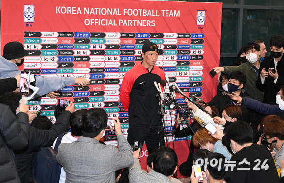 대한민국 축구 국가대표팀 황희찬이 7일 오후 인천국제공항을 통해 귀국한 후 인터뷰를 하고 있다. [사진=김성진 기자]