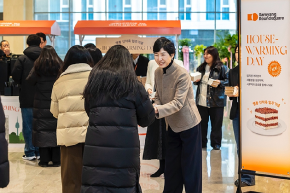 명동 신사옥에서 열린 &lsquo;하우스-워밍 데이&rsquo; 행사에서 임직원들에게 간식을 전달하고 있는 김정수 삼양라운드스퀘어 부회장. [사진=삼양라운드스퀘어]