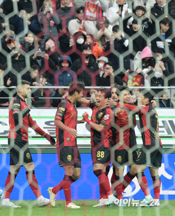 25일 오후 서울월드컵경기장에서 하나원큐 K리그1 2023시즌 개막전 FC서울 대 인천유나이티드 FC의 경기가 펼쳐졌다. 후반 서울 김주성이 팀의 두 번째 골을 넣고 기뻐하고 있다. [사진=정소희 기자]