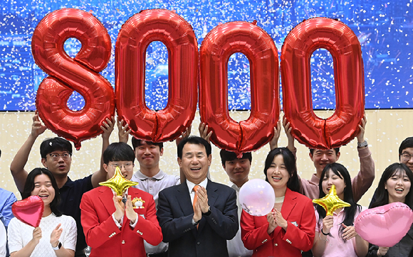 정은보 한국거래소 이사장과 직원들이 26일 서울 여의도 한국거래소 홍보관에서 코스피 8000포인트 돌파 기념 세리머니를 펼치고 있다. [사진=곽영래 기자]