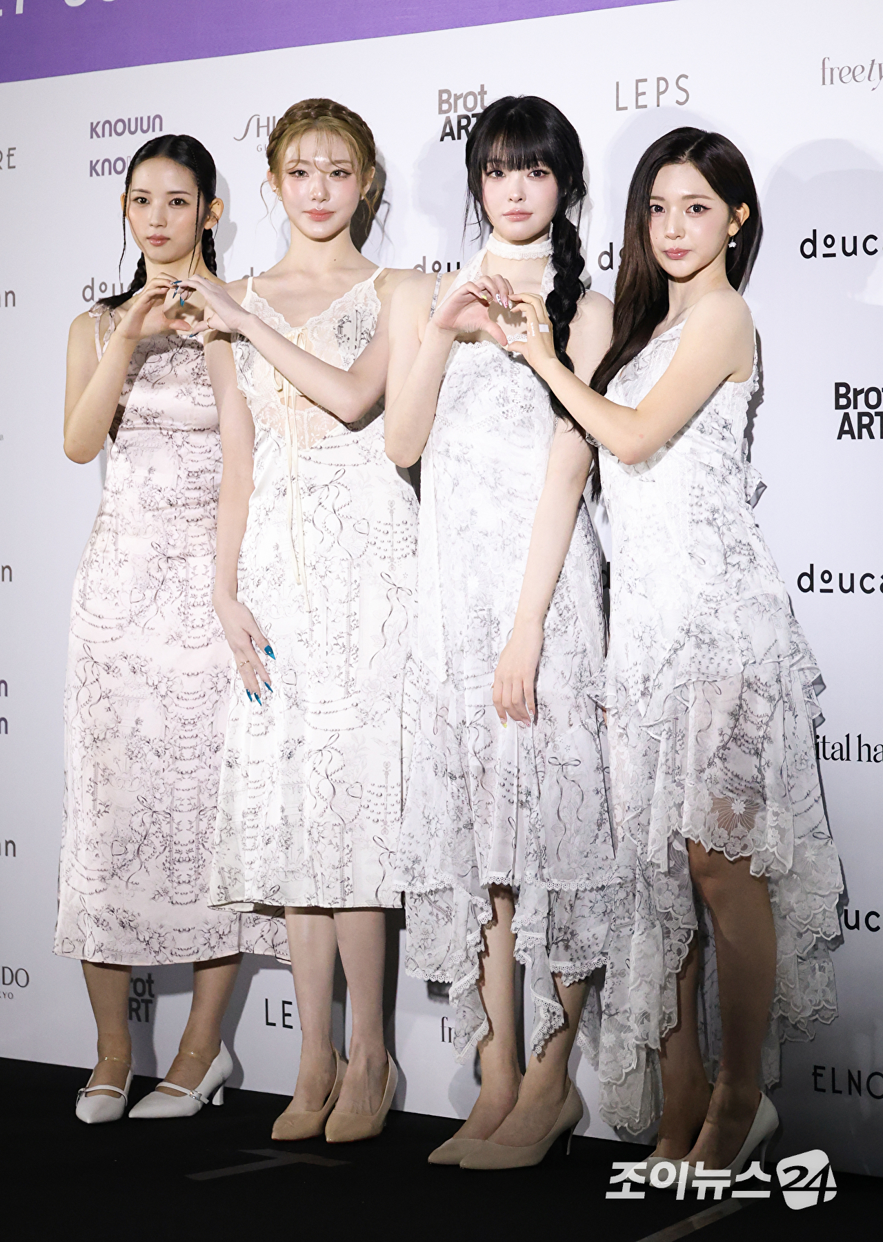 그룹 트리플에스 지우, 신위, 린, 연지가 1일 오후 서울 중구 동대문디자인플라자에서 진행된 2027 S/S 서울패션위크 '두칸' 컬렉션에 참석해 포즈를 취하고 있다. [사진=문수지 기자]