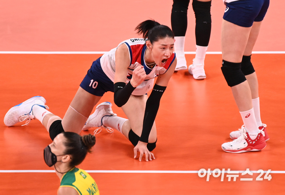 6일 오후 일본 도쿄 아리아케 아레나에서 열린 2020 도쿄올림픽 여자 배구 준결승 대한민국 대 브라질의 경기가 진행됐다. 한국 김연경이 포효하고 있다.